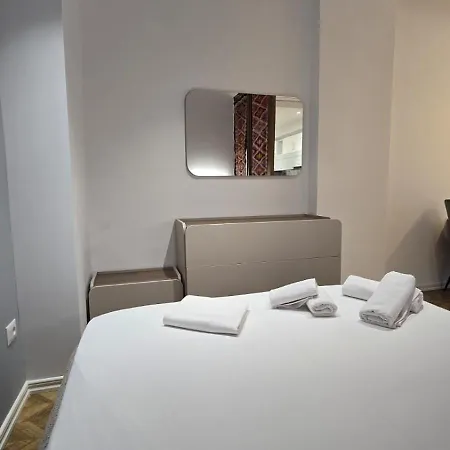 Tirent Apartment-modern Bedrooms Near Liqeni I Thate 地拉那